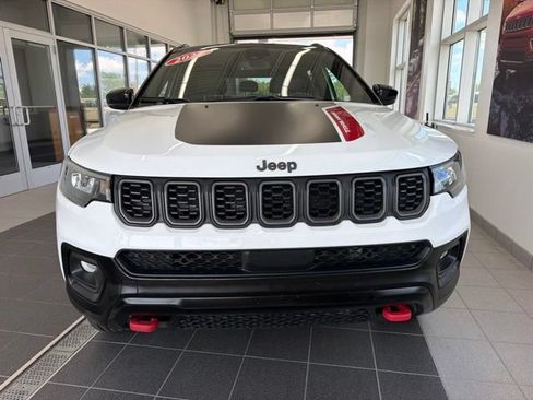 Used 2025 Jeep Compass Trailhawk AWD/4WD image 2