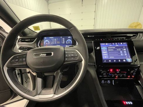 Used 2023 Jeep Grand Cherokee Altitude image 39