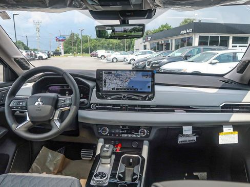 New 2025 Mitsubishi Outlander AWD image 18