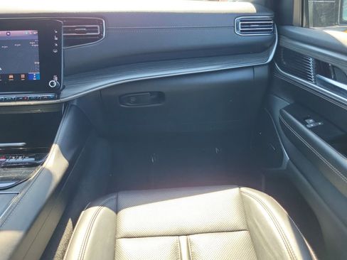 Used 2024 Jeep Wagoneer L Series II w/ Flexible Seating Group image 15