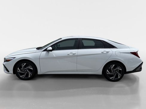 Used 2025 Hyundai Elantra Limited FWD image 2