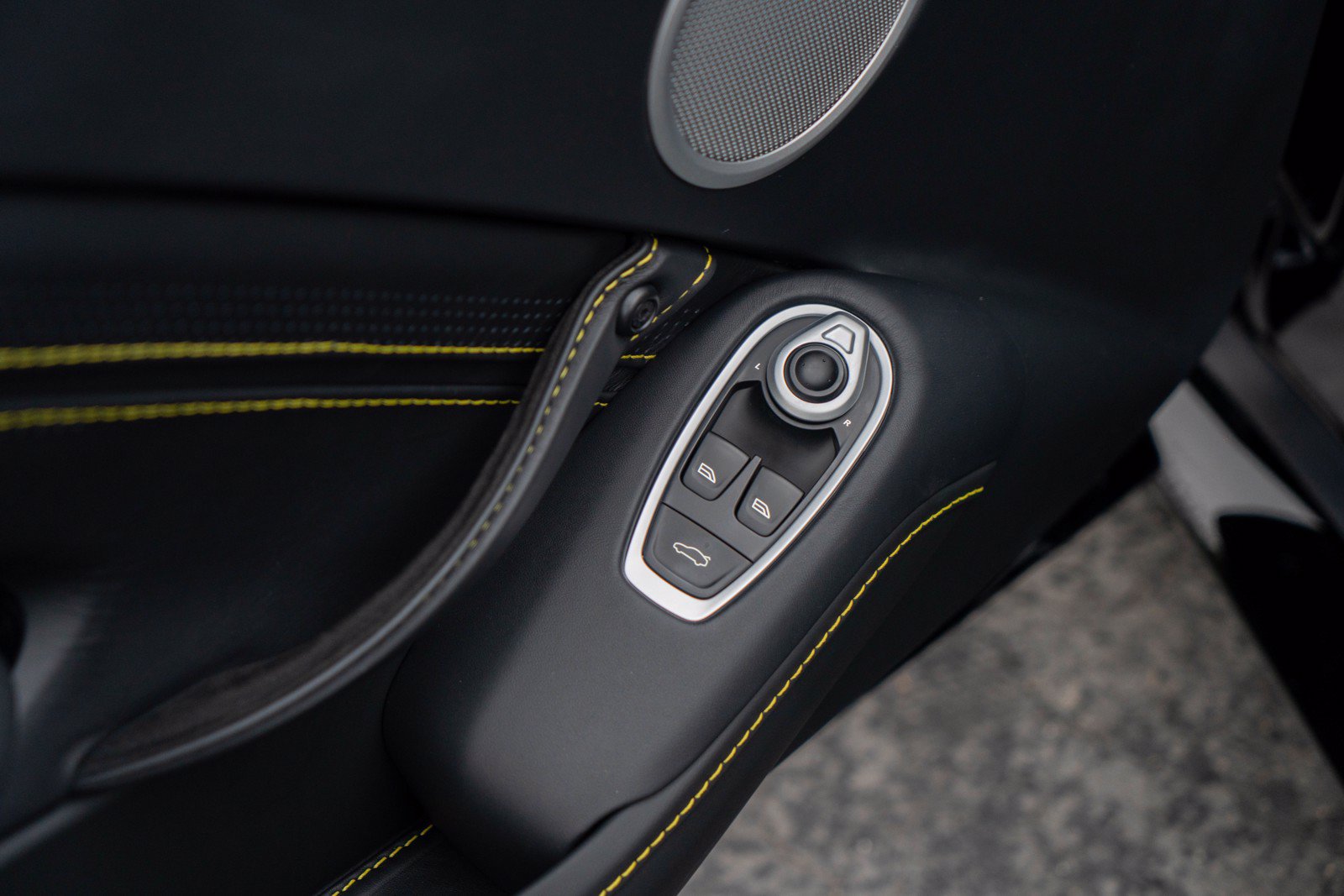 Used 2023 Aston Martin V8 Vantage Coupe RWD image 6