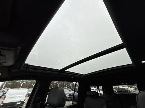 Used 2023 Chevrolet Suburban LT w/ Luxury Package image 16