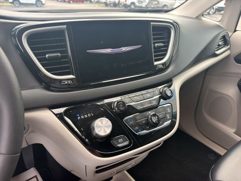 Used 2024 Chrysler Pacifica Touring-L FWD image 20