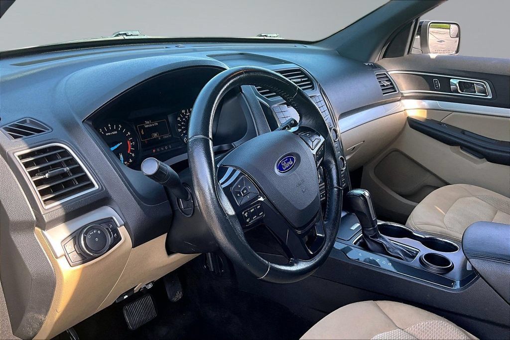 Used 2017 Ford Explorer XLT FWD image 14