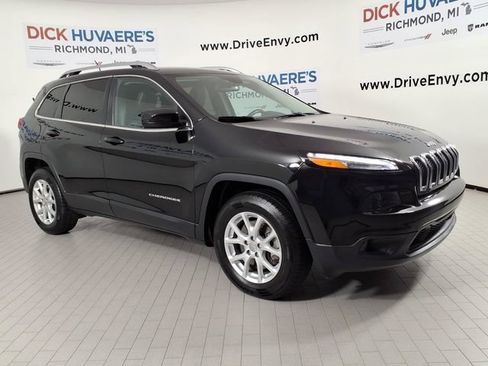 Used 2018 Jeep Cherokee Latitude Plus w/ Cold Weather Group AWD/4WD image 3