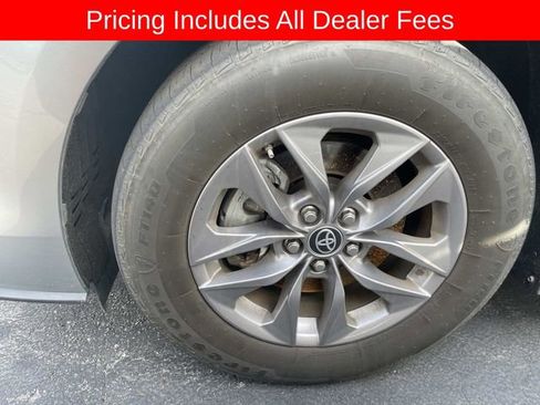 Used 2025 Toyota Sienna XLE FWD image 2