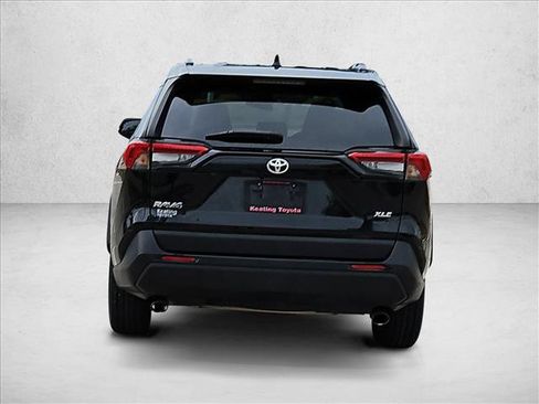 Used 2021 Toyota RAV4 XLE w/ Convenience Package FWD image 5