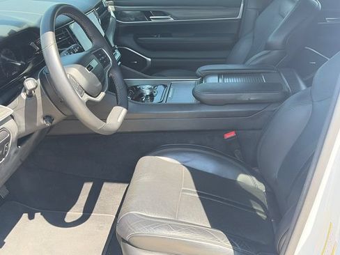 Used 2024 Jeep Wagoneer L Series II w/ Flexible Seating Group AWD/4WD image 16