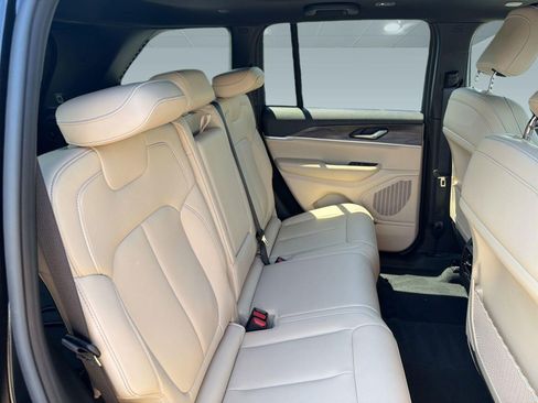 Used 2025 Jeep Grand Cherokee Limited AWD/4WD image 29