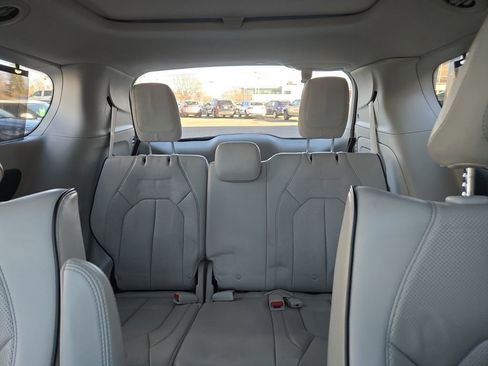 Used 2019 Chrysler Pacifica Limited w/ Advanced Safetytec Group image 19