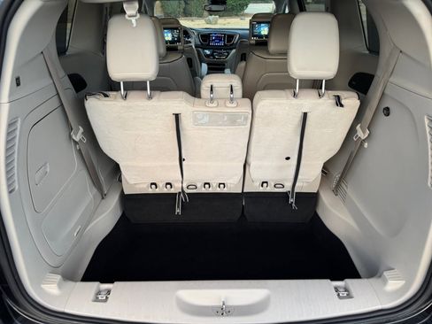 Used 2017 Chrysler Pacifica Platinum image 19