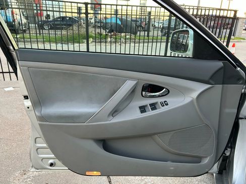 Used 2011 Toyota Camry LE image 12