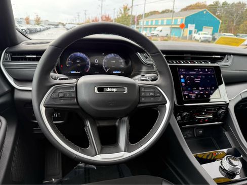Used 2025 Jeep Grand Cherokee L Altitude image 16