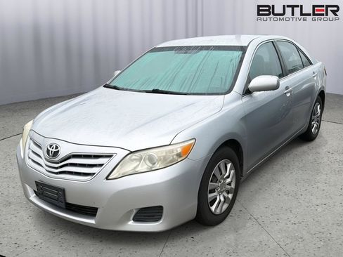 Used 2010 Toyota Camry LE FWD image 2