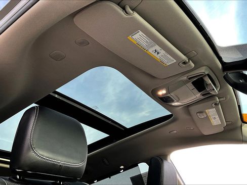 Used 2022 Chrysler Pacifica Limited image 31