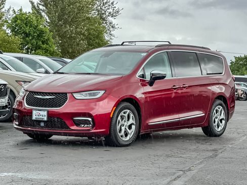 Used 2023 Chrysler Pacifica Limited FWD image 7