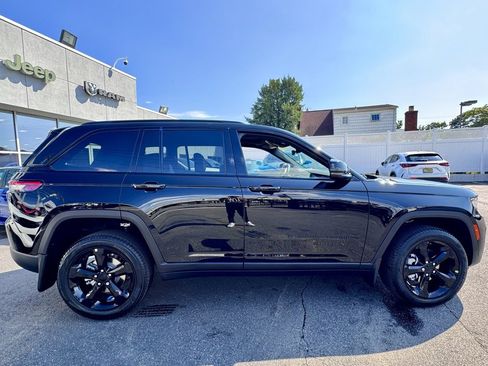 New 2025 Jeep Grand Cherokee Limited w/ Black Appearance Package image 8