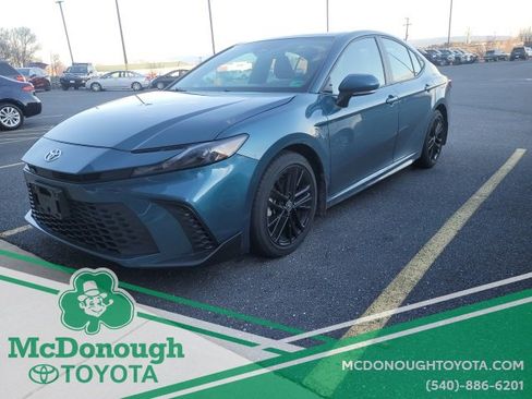 Used 2025 Toyota Camry SE w/ Convenience Package image 1