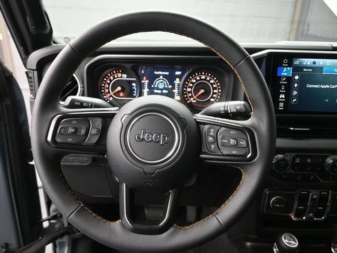 Used 2024 Jeep Gladiator Sport AWD/4WD image 13