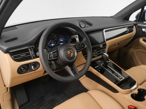 Certified 2025 Porsche Macan image 40