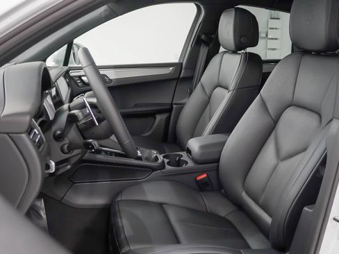 Certified 2026 Porsche Macan AWD/4WD image 5