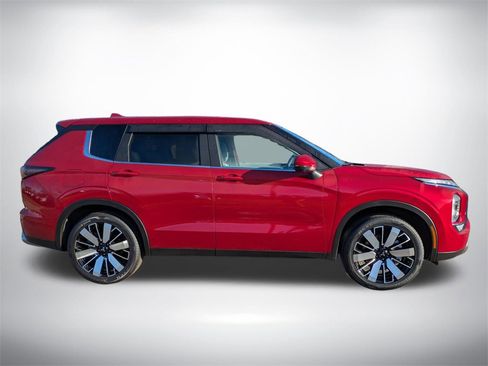 New 2025 Mitsubishi Outlander SE image 3