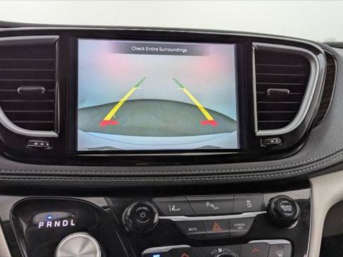 Used 2023 Chrysler Pacifica Limited FWD image 28