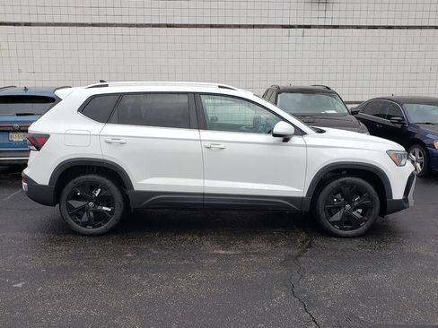 New 2026 Volkswagen Taos SE FWD image 2