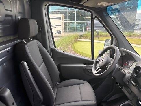 Used 2024 Mercedes-Benz Sprinter 2500 image 37