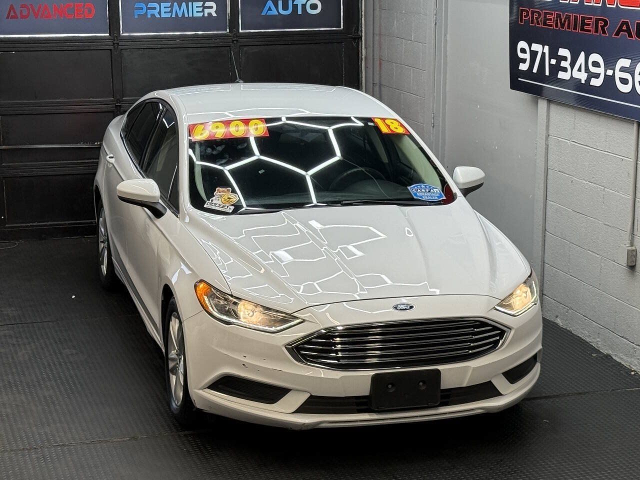 Used 2018 Ford Fusion SE w/ Fusion SE Technology Package FWD image 2