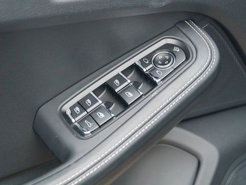 Certified 2025 Porsche Macan image 16