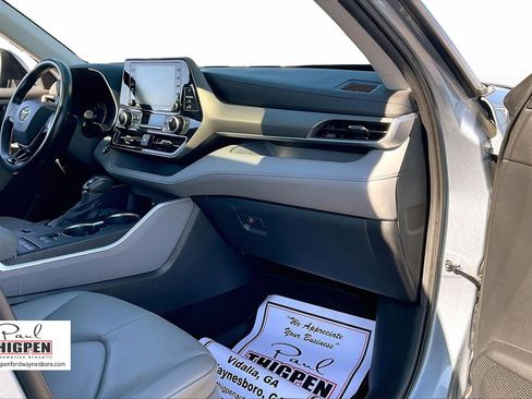 Used 2020 Toyota Highlander XLE image 16