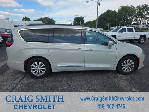 Used 2017 Chrysler Pacifica Touring-L FWD image 6