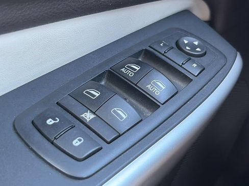 Used 2017 Jeep Cherokee Overland w/ Technology Group FWD image 23
