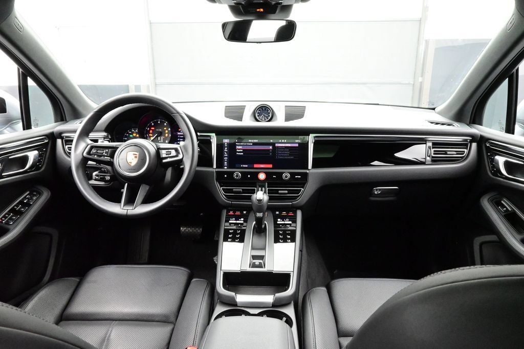 Certified 2025 Porsche Macan AWD/4WD image 18