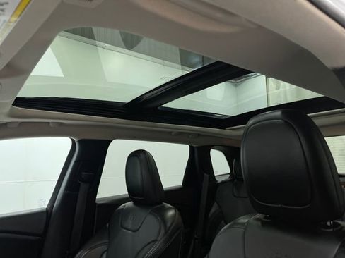 Used 2018 Jeep Cherokee Limited w/ Technology Group image 12