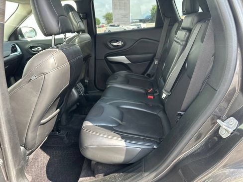 Used 2018 Jeep Cherokee Latitude Plus w/ Comfort/Convenience Group AWD/4WD image 18