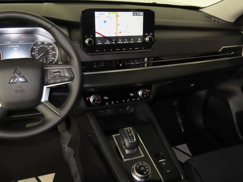 Used 2024 Mitsubishi Outlander SE image 38