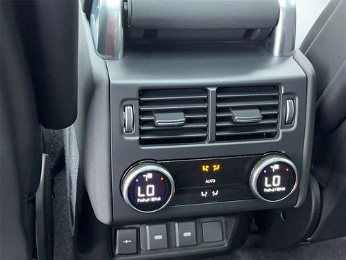 Used 2023 Land Rover Discovery Metropolitan Edition image 44