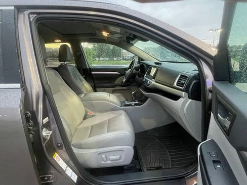 Used 2019 Toyota Highlander XLE w/ Carpet Mat Package (TMS) AWD/4WD image 33