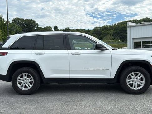 Certified 2023 Jeep Grand Cherokee Laredo AWD/4WD image 5