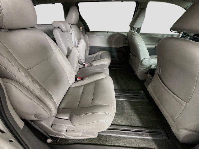 Certified 2017 Toyota Sienna XLE FWD image 30