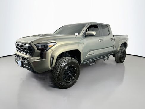 Used 2025 Toyota Tacoma TRD Sport AWD/4WD image 3