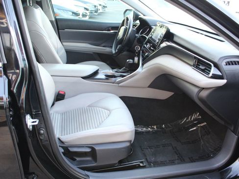 Used 2023 Toyota Camry SE image 10