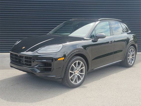 Used 2025 Porsche Cayenne image 1