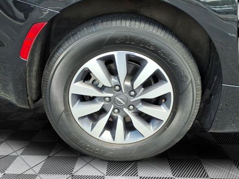 Used 2024 Chrysler Pacifica Limited FWD image 29