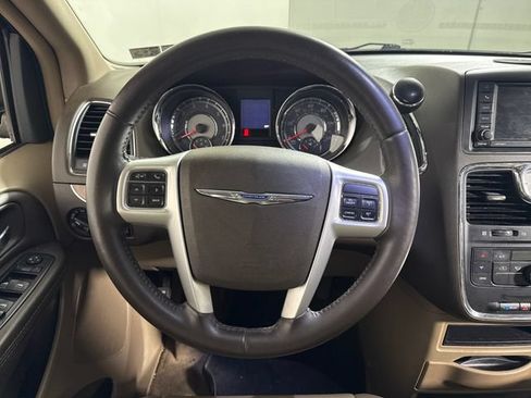 Used 2014 Chrysler Town & Country Touring FWD image 20