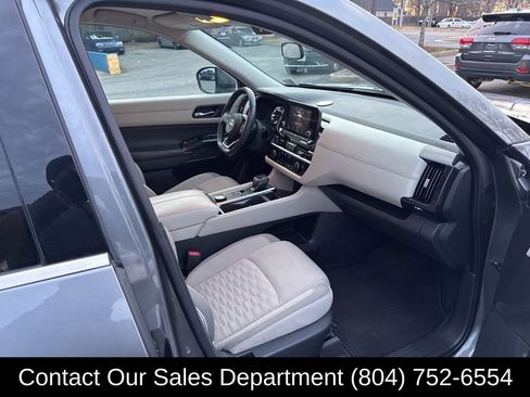 Used 2022 Nissan Pathfinder SV w/ SV Black Package image 16