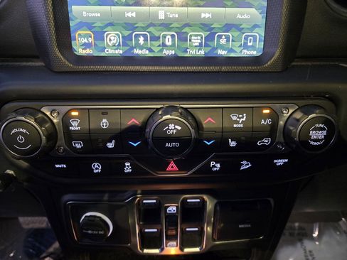 Used 2019 Jeep Wrangler Unlimited Sahara image 37